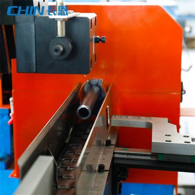 Stroj na konec automobilové trubice